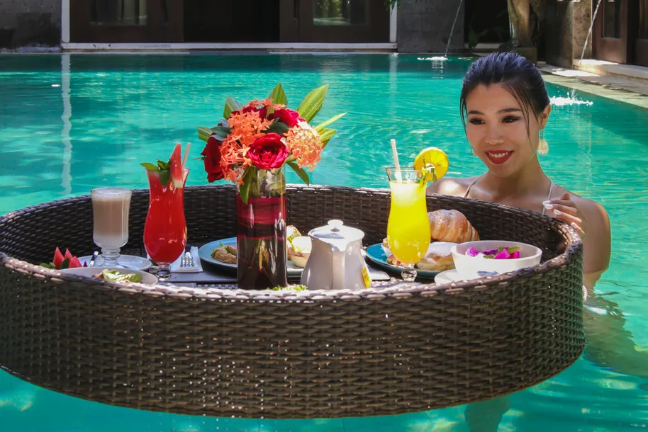 Mahagiri Villas Sanur Floating Breakfast